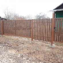 Ворота из металлического штакетника, калитка и забор