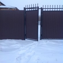 Забор из профлиста с калиткой и воротами под ключ