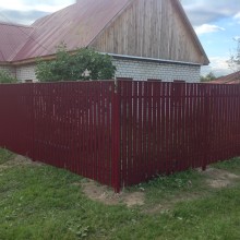 Забор из металлического штакетника для дачи