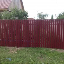 Забор из металлического штакетника для частного дома