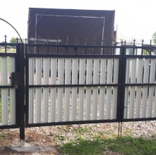 Забор из металлического штакетника с декоративными элементами