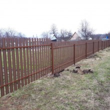 Забор из металлического штакетника на коричневом каркасе