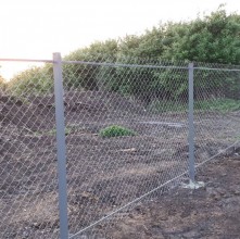 Забор из сетки рабицы на столбах с двумя прожилинами
