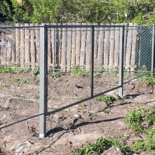Забор из сетки рабицы на серых столбах