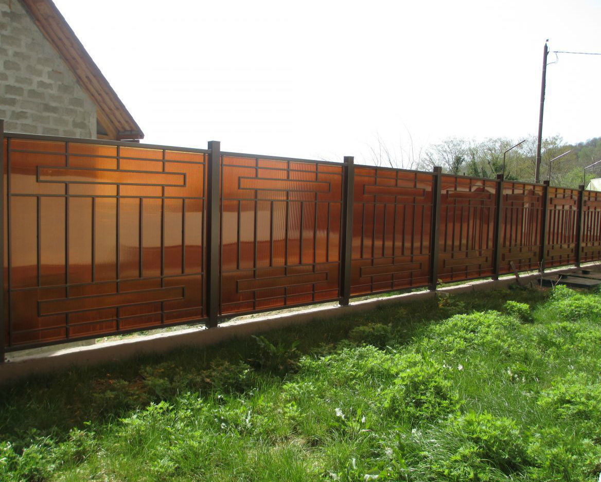 забор из поликарбоната для дома и дачи