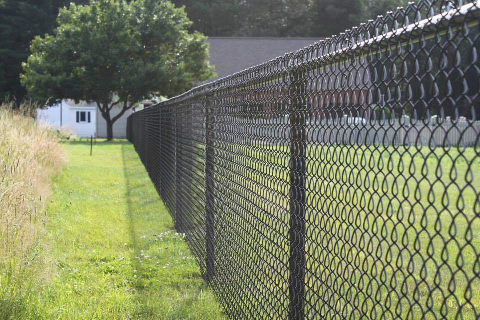 забор из сетки рабицы для дома
